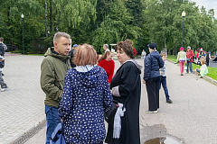 Перед началом ретро-дискотеки, прошедшей 16 июля в зоне отдыха «Тропарёво», глава управы района Тёплый Стан Николай Сергеевич Комиссаров встретился с общественными советниками района.