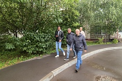 Глава управы района Тёплый Стан Николай Сергеевич Комиссаров совместно с сотрудниками ГБУ «Жилищник района Тёплый Стан» провёл обход территории по адресу: улица Генерала Тюленева, д. 31, корп. 1
