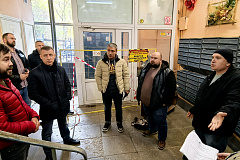 Работа над установкой подъемника для маломобильных жителей начата