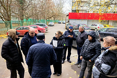 Сегодня исполняющий обязанности главы управы района Теплый Стан Елена Анатольевна Осадчук провела обход, в ходе которого особое внимание было уделено дому по адресу: ул. Академика Варги, д. 40.