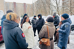 Вчера первый заместитель главы управы Александр Викторович Пшеничников, заместитель главы Елена Анатольевна Осадчук и глава муниципального округа Елена Николаевна Кузьменко провели традиционный обход территории.