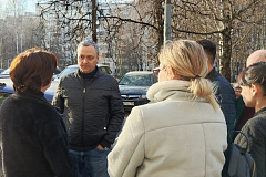 26 марта первый заместитель главы управы района Тёплый Стан Александр Викторович Пшеничников совместно с заместителем главы управы Ольгой Николаевной Никитиной провели обход территории по адресу: улица Генерала Тюленева, д. 35